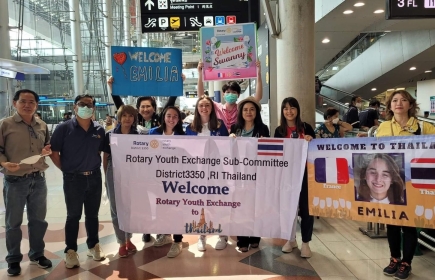 Accueil de Swanny (au centre de la photo) à l'aéroport de Bangkok