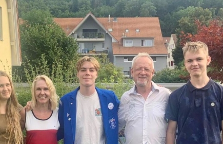 Gabin en compagnie de sa 1ère  famille d'accueil