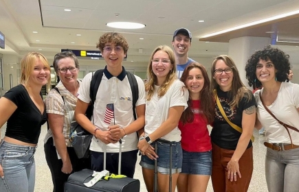 Accueil de Vianney à l'aéroport